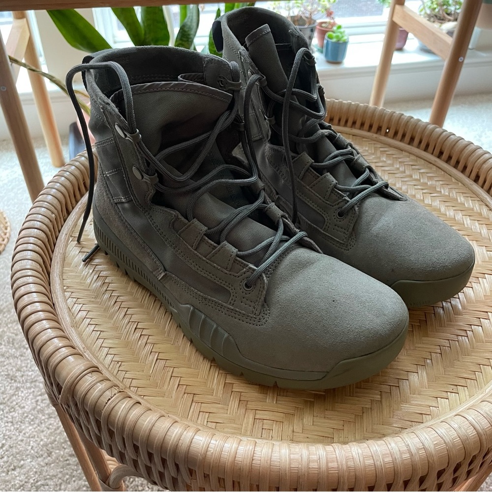 Nike SFB field 6” size 7